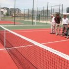 El alcalde toca el suelo de una de las pistas de tenis estrenadas junto a los técnicos y los conceja