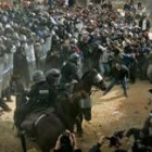 Policías a caballo se enfrentan a jóvenes ultras en el violento desalojo de Ramala