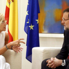 El presidente del Gobierno, Mariano Rajoy (d), conversa con la líder de UPyD, Rosa Díez (i), durante el encuentro que han mantenido esta mañana.