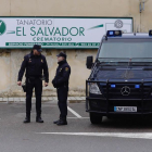 Agentes de la Policía Nacional ante un crematorio de la funeraria El Salvador en el transcurso de la operación policial que tuvo lugar a finales del pasado mes de enero.