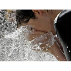 El agua fresca ayuda a prevenir los golpes de calor y bajar la temperatura corporal. VILLAR LÓPEZ