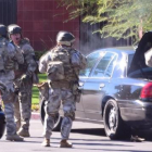 Un equipo del SWAT llega a la escena del tiroteo en San Bernardino, California.