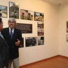 El diputado de Cultura, Marcos Martínez, junto a un representante de la exposición.