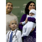 Andrés, de la mano de su padre, y su hermano Javier, con su madre