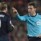 El árbitro alemán Felix Brych expulsa a Fernando Torres durante el Atlético-Barça de cuartos de final de la Champions 2015-16.