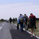 Refugiados, por una carretera del pueblo croata de Ilok.