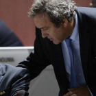 Blatter, izquierda, Platini, en el centro, y el secretario general de la Fifa, Jerome Valcke