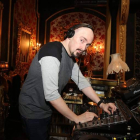 El disc-jockey y productor Miguel Serra o 'losupastar', su nombre artístico, en la mesa de mezclas del Glam Theatre.