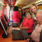 María Victoria Seco, con dos usuarios del autobús digital.