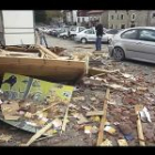 Desperfectos causados tras la explosión en una caseta de madera de la Asociación de Hostelería de <B>Santillana del Mar</B> que hacía las funciones de punto de información turística.