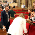 Joan Coscubiela expresa sus quejas al president Carles Puigdemont en el hemiciclo del Parlament.