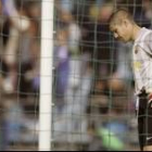 El guardameta del Barcelona Víctor Valdés se desespera después de encajar el segundo gol del Getafe