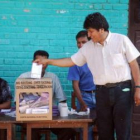 El presidente de Bolivia, Evo Morales, deposita su voto en la región de Cochabamba