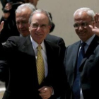 Mitchell y Saeb Erekat saludan antes de su reunión.