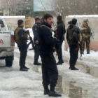Policías afganos junto al lugar del atentado en Kabul.
