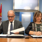 Miguel Ángel García Nieto y Milagros Marcos, durante la firma del convenio.