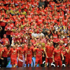 Los jugadores daneses celebran con su público el primer título mundial.