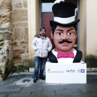 Juan Luque, ayer, en la entrada del Palacio Conde Luna. DL