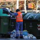 Un empleado del servicio de recogida de basuras, llevando a cabo su trabajo, en una imagen de archivo.