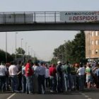 Los trabajadores cortan la N-630 en la última huelga del 2005, a raíz de la cual se firmó el plan in
