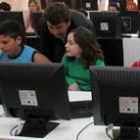 Carlos López Riesco, en una fotografía de archivo con escolares que reciben un curso sobre Internet