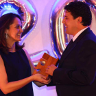 Adriana Ulibarri, consejera delegada de Edigrup, entregó el premio Valores 2013 a Juan Ortiz, consejero delegado de Lesa.