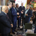 Joaquín Otero, en el centro, rodeado de representantes de todas las instituciones. RAMIRO
