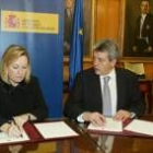Amparo Valcarce y Miguel Martínez durante la firma del convenio en el Ministerio de Asuntos Sociales