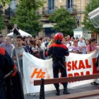 Dirigentes aberzales concentrados frente a la sede del PSE en una imagen de archivo.