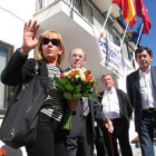 Isabel Carrasco, Rafael Blanco y Jaime González, ayer frente al Ayuntamiento de Benuza.