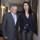 El alcalde de León, Emilio Gutiérrez, recibe en el Ayuntamiento a la presidenta de Paradores, Ángeles Alarcón