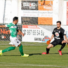 Puente cierra el partido al superar a Facundo y materializar el tercer gol maragato. F. OTERO PERANDONES