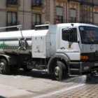 Un camión de Urbaser riega la plaza de Santocildes tras el mercado semanal de ayer