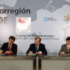 Los tres presidentes, Nuñez-Feijóo, Juan Vicente Herrera y Carlos Cardoso Lage, durante el acto de c