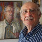 El veterano artista leonés, delante de su famoso ‘Autorretrato con mosca’.
