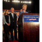 Hillary en un acto electoral acompañado por su marido y su hija