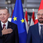 Tayyip Erdogan y Charles Michel en la recepción al líder turco en la UE.