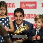 Delfina y Benjamín le entregaron la Bota de Oro a Luis Suárez, su padre.