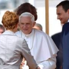 Sonsoles Espinosa, esposa de Zapatero, saluda al Papa