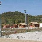 La fotografía muestra la continuación de las obras del cámping con cuatro bungalós.