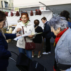 Ángeles Velado, de León en Común, reparte folletos en el mercado de Colón.