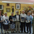 La diputada Manuela García y el alcalde entregan las placas a los mayores. BARRIO PLANILLO