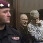 Mijaíl Jodorkovski y su socio Platón Lébedev conversan mientras esperan la sentencia.