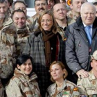 Chacón y Moratinos posan con un grupo de militares en la base de Herat.