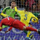 Cristiano se lanza en plancha para marcar el gol de Portugal.
