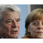 Gauck junto a Merkel, en febrero del 2012.