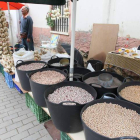 Un stand de la feria de legumbres y hortalizas de Villares de Órbigo.