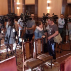 Periodistas, en el salón de plenos del Ayuntamiento momentos antes de que comience el pleno extraordinario por la operación Enredadera.