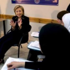Clinton conversa con palestinas del programa para el estudio del inglés