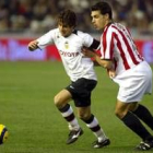 El valencianista Pablo Aimar intenta superar el férreo marcaje del jugador bibaíno Javier Casas